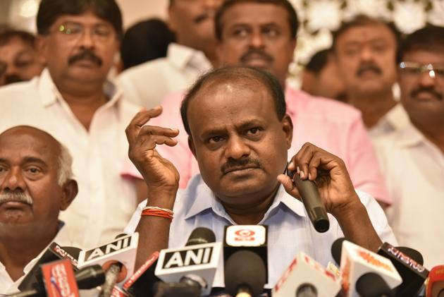 HD Kumaraswamy (C), Janata Dal (S) leader and former chief minister of Karnataka, speaks with the media after handing over a letter of support from elected legislators to the governor in Bengaluru on May 16, 2018. Kumaraswamy accused the BJP of trying to bribe Karnataka lawmakers after election results in the state threw up a hung house. (Arijit Sen/HT Photo)