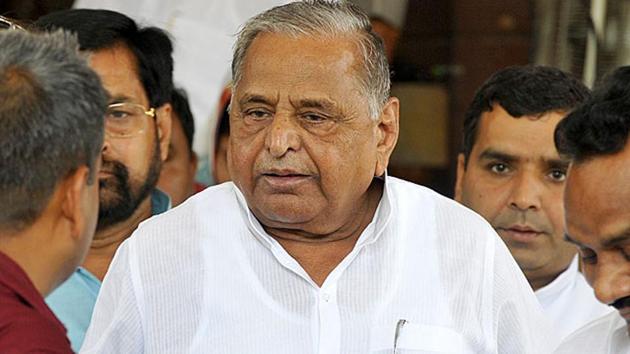 Samajwadi Party patriarch Mulayam Singh Yadav met chief minister Yogi Adityanath on Wednesday. (Sonu Mehta/ HT File) Samajwadi Party patriarch Mulayam Singh Yadav met chief minister Yogi Adityanath on Wednesday. (Sonu Mehta/ HT File)