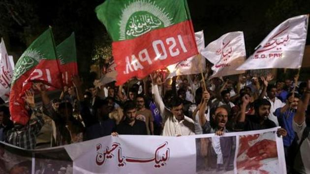 Shi'a Muslim supporters of the Imamia Student Organization (ISO) hold signs as they chant slogans condemning the blast in Parachinar, during a demonstration in Karachi, Pakistan March 31, 2017. (REUTERS File Photo) Shi'a Muslim supporters of the Imamia Student Organization (ISO) hold signs as they chant slogans condemning the blast in Parachinar, during a demonstration in Karachi, Pakistan March 31, 2017. (REUTERS File Photo)