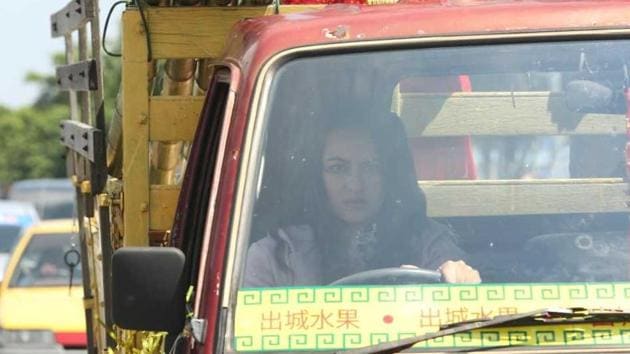 Sonakshi Sinha drives a mini truck on the sets of Happy Phirr Bhaag Jaegi. Sonakshi Sinha drives a mini truck on the sets of Happy Phirr Bhaag Jaegi.