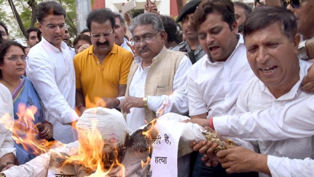 State Congress president Sachin Pilot and supporters burn an effigy of PM Narendra Modi in Jaipur on Thursday. (Prabhakar Sharma/HT Photo)