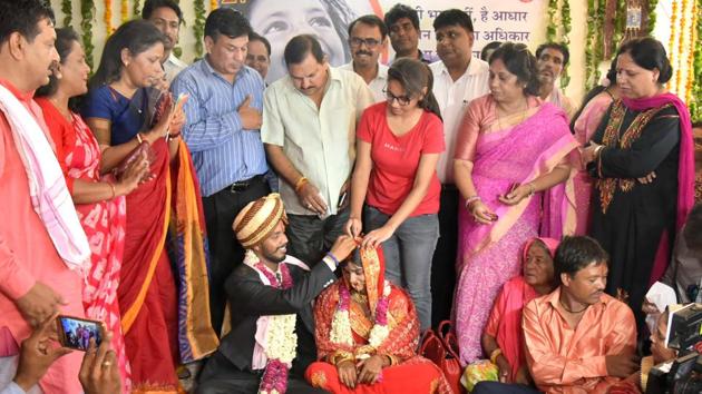 Jyoti and Manish Mahavar get married at the Rajasthan Women’s Commission office in Jaipur on Thursday. (Prabhakar Sharma/HT Photo) Jyoti and Manish Mahavar get married at the Rajasthan Women’s Commission office in Jaipur on Thursday. (Prabhakar Sharma/HT Photo)