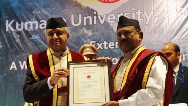 Uttarakhand Governor KK Paul hands over the honorary degree to NSA Ajit Doval.(HT Photo)