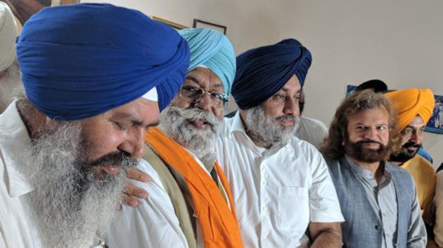 Brij Bhupinder Lalli with SAD president Sukhbir Badal, who is also flanked by Hans Raj Hans, in Shahkot on Friday.(HT Photo)