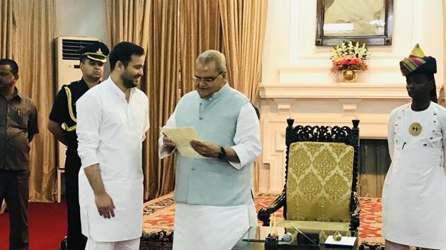 RJD leader Tejashwi Yadav meets Bihar Governor Satyapal Malik to stake claim to form government in the state.(Photo credit: @yadavtejashwi /Twitter)