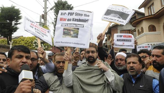 Senior separatist leader and cleric Mirwaiz Umar Farooq (C) along with is supporters march down a street during a protest in Srinagar, India, 07 May 2017.(HT Photo)