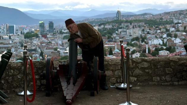 Sirens, calls from the mosque or the percussion round fired from a mortar, in the old town of Sarajevo, Bosnia at sunset mark the end of the day’s fasting. In many cities in the Muslim world, volunteers wake the faithful for suhoor by marching through the pre-dawn streets chanting and beating drums. (Elvis Barukcic / AFP) 