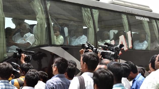 Newly elected legislators return to the Eagleton Golf Resort after a joint protest by the Congress and the Janta Dal (Secular) at Gandhi statue inside Vidhana Soudha, in Bengaluru, on May 17, 2018. The MLAs were put up at the resort and a hotel in the city to prevent poaching by the BJP.(Arijit Sen/HT Photo)