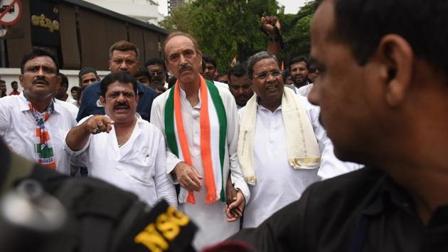 Senior Congress leader Ghulam Nabi Azad (C) and former chief minister of Karnataka, Siddaramaiah (R) march back to Karnataka Pradesh Congress Committee office after the ‘Raj Bhawan Chalo’ march in Bengaluru as part of the Congress called ‘Save Democracy Day’ across the country. (Arijit Sen / HT Photo) Senior Congress leader Ghulam Nabi Azad (C) and former chief minister of Karnataka, Siddaramaiah (R) march back to Karnataka Pradesh Congress Committee office after the ‘Raj Bhawan Chalo’ march in Bengaluru as part of the Congress called ‘Save Democracy Day’ across the country. (Arijit Sen / HT Photo)