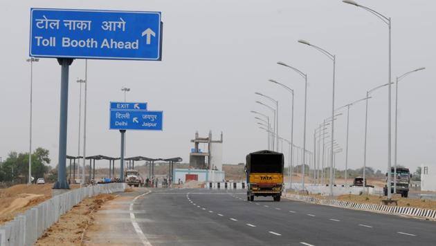 Between now and early next year, the Union road transport and highways ministry plans to get Prime Minister Narendra Modi to inaugurate at least 50 big-ticket and strategically important highway projects.(HT File Photo)