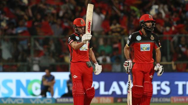 AB de Villiers (L) and Moeen Ali unleashed some powerful strokes with their bats to put RCB in a strong position. (BCCI) 