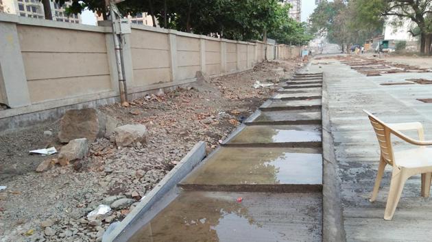 The road from Raheja Vista housing society to SM Ghule Patil chowk has no stormwater drains. (HT PHOTO) The road from Raheja Vista housing society to SM Ghule Patil chowk has no stormwater drains. (HT PHOTO)