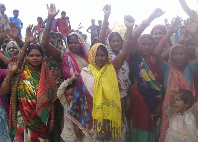 Women staging protest against sale of liquor in Bastaura village of Ballia.With the launch of anti-liquor campaign, Ballia has set the trend in the region. (HT Photo) Women staging protest against sale of liquor in Bastaura village of Ballia.With the launch of anti-liquor campaign, Ballia has set the trend in the region. (HT Photo)