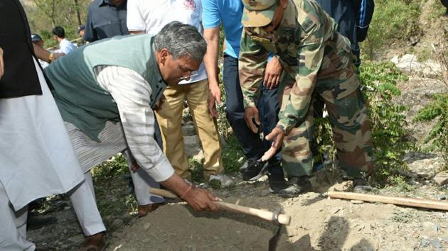 CM Trivendra Singh Rawat digs a pit for tree plantation in Dehradun on Saturday. (HT Photo) CM Trivendra Singh Rawat digs a pit for tree plantation in Dehradun on Saturday. (HT Photo)