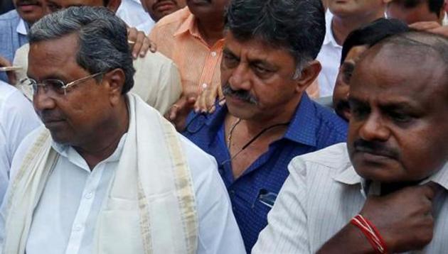 Outgoing Chief Minister of Karnataka Siddaramaiah (C) and Janata Dal (Secular) leader H. D. Kumaraswamy (R) speak with the media outside the governor's house in Bengaluru, India, May 15, 2018.(REUTERS Photo)