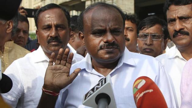 Janata Dal (Secular) leader H. D. Kumaraswamy, center, speaks to journalists in Bengaluru.(AP)