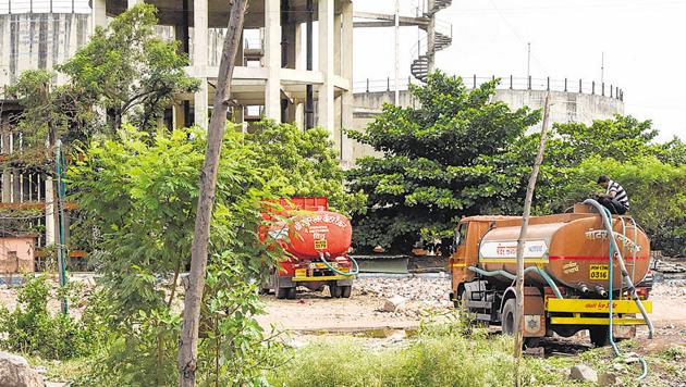 Illegal water tanker filling station at Vadgaonsheri.(Sanket Wankhade/HT PHOTO)