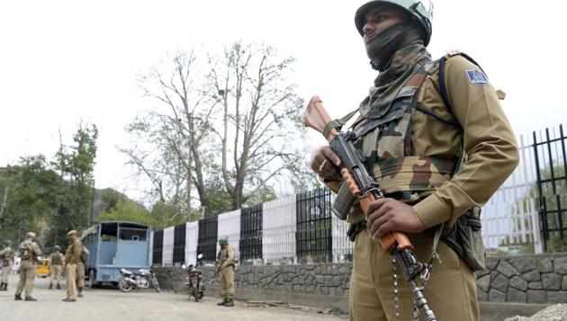 Parmilitary troopers stand guard in Srinagar on May 18, 2018. Security forces in Jammu and Kashmir were put on high alert ahead of a visit by Prime Minister Narendra Modi to the state on Saturday.(AFP)