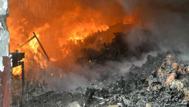 Flames billowing out of the hosiery unit in Ludhiana on Saturday. (Gurminder Singh/HT) Flames billowing out of the hosiery unit in Ludhiana on Saturday. (Gurminder Singh/HT)