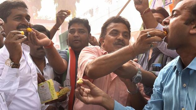 Sanjay Nirupam along with Congress Party member celebrate MRCC, after the Karnataka CM Yeddurappa resign's in Mumbai, India, on Saturday, May 19, 2018.(HT Photo)