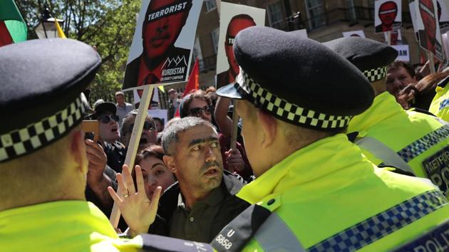 Anti-Erdogan protesters clash with police outside Downing Street as Turkish President Recep Tayyip Erdogan meets British Prime Minister Theresa May. (Dan Gitwood / Getty Images) Anti-Erdogan protesters clash with police outside Downing Street as Turkish President Recep Tayyip Erdogan meets British Prime Minister Theresa May. (Dan Gitwood / Getty Images)