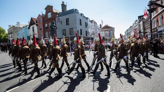 Military personnel take part in a dress rehearsal of the wedding procession outside Windsor Castle on May 17, 2018. (Jack taylor / Getty Images)
