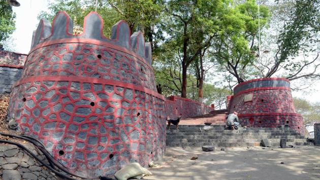 It was constructed during the Maratha era, after Shivaji captured Kalyan and Bhiwandi from Adilshah in 1654. He built the fort close to the creek and used it as a dock to build boats. During British rule, stones from the fort wall were used to build the Kalyan and Thane piers. (RISHIKESH CHOUDHARY/HT PHOTO)