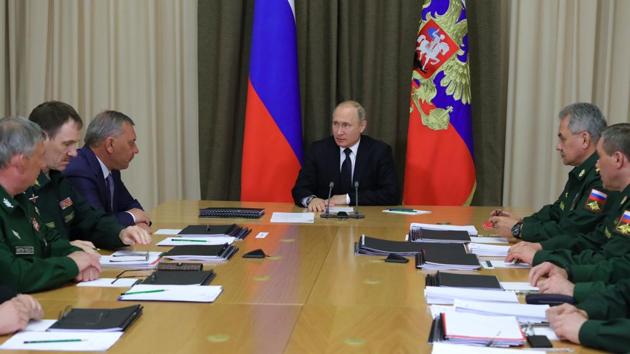 Russian President Vladimir Putin meets with the top military brass to discuss new weapons at the residence in the Russian Black Sea resort of Sochi, Russia on May 18.(AP Photo)