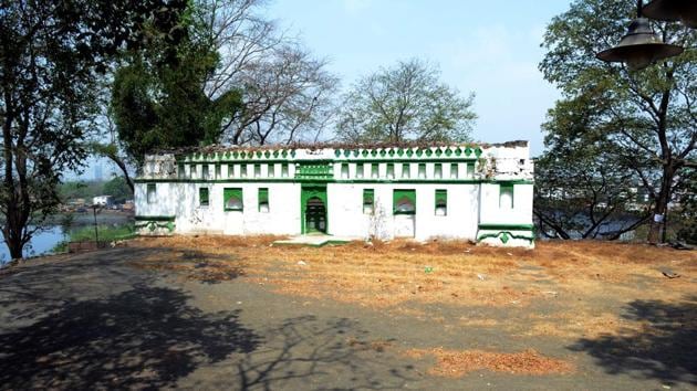 The fort has a temple and a masjid at the top. “The Kalyan Dombivli Municipal Corporation has constructed a new gate and laid out a pretty garden around the fort. It has the amazing view of Retibunder,the creek, Bhiwandi bridge and the mangroves,” said MS Shaikh, a Thane-based archaeologist. Text: Ankita Menon (RISHIKESH CHOUDHARY/HT PHOTO)