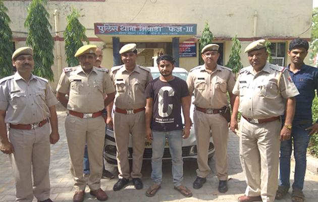 Shakeel Ahmed, 26, the kingpin of a gang that tampers with ATMs for stealing cash, in Alwar police custody. (HT Photo) Shakeel Ahmed, 26, the kingpin of a gang that tampers with ATMs for stealing cash, in Alwar police custody. (HT Photo)