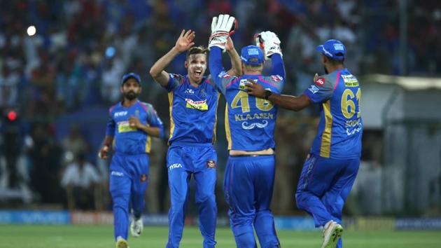 Ben Laughlin took two quick wickets as RCB quickly slipped towards defeat. (BCCI)