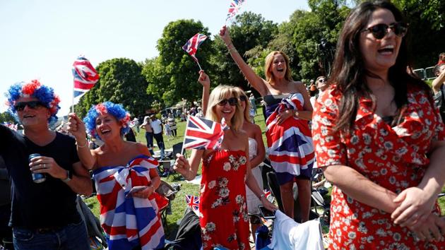 Fans react outside as the wedding ceremony takes place. (Damir Sagolj / REUTERS) Fans react outside as the wedding ceremony takes place. (Damir Sagolj / REUTERS)