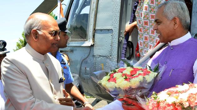 Himachal Pradesh governor Acharya Devvrat welcomes President Ram Nath Kovind in Shimla on Sunday.(HT Photo)