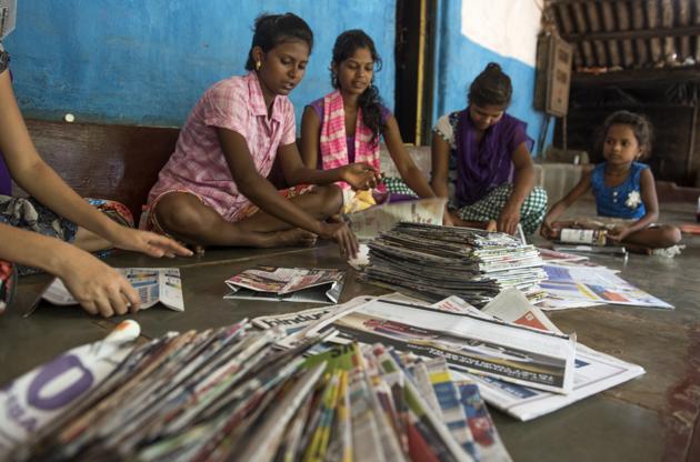 Tribal girls making paper bags and Warli paintings at Aarey colony in Mumbai on Friday, May 18, 2018.(Satish Bate/HT Photo)