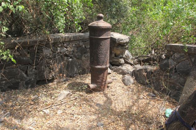 A canon buried upside down at the Kopri creek in Thane.(Praful Gangurde/HT)