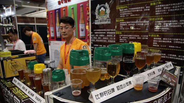 Hundreds of craft beer enthusiasts, investors and brewers are attending an exhibition in Shanghai dedicated to expanding the palette of Chinese consumers and promoting sales of high-end brews.(AP)