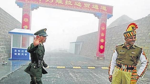 (FILES) This file photo taken on July 10, 2008 shows a Chinese soldier (L) next to an Indian soldier at the Nathu La border crossing between India and China in Sikkim. (AFP) (FILES) This file photo taken on July 10, 2008 shows a Chinese soldier (L) next to an Indian soldier at the Nathu La border crossing between India and China in Sikkim. (AFP)