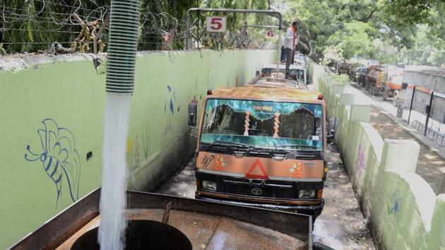 Shopkeepers in the vicinity of Parvati water filing station on Sinhagad road claim that tanker operators pay bribes to fill their tankers without any register record.(RAVINDRA JOSHI/HT PHOTO)