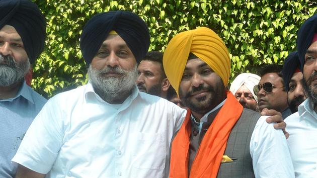 Shiromani Akali Dal president Sukhbir Badal welcoming AAP leader HS Walia as he joined SAD, in Jalandhar on Sunday. (Pardeep Pandit/HT) Shiromani Akali Dal president Sukhbir Badal welcoming AAP leader HS Walia as he joined SAD, in Jalandhar on Sunday. (Pardeep Pandit/HT)