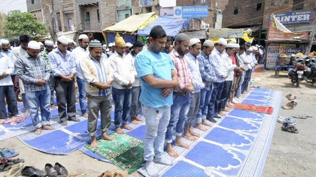 Devotees offer prayer during the ongoing holy month of Ramzan in Noida on May 18.(HT file photo) Devotees offer prayer during the ongoing holy month of Ramzan in Noida on May 18.(HT file photo)