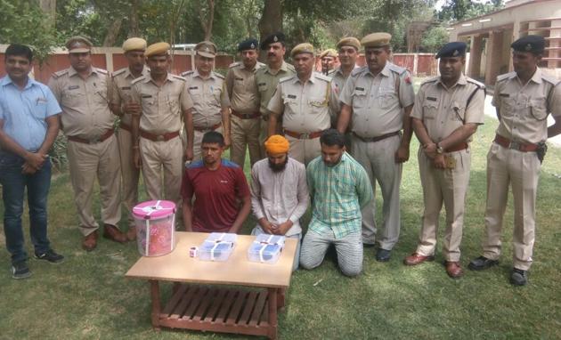 Three accused arrested for smuggling arms and drugs from Pakistan.(HT Photo.)