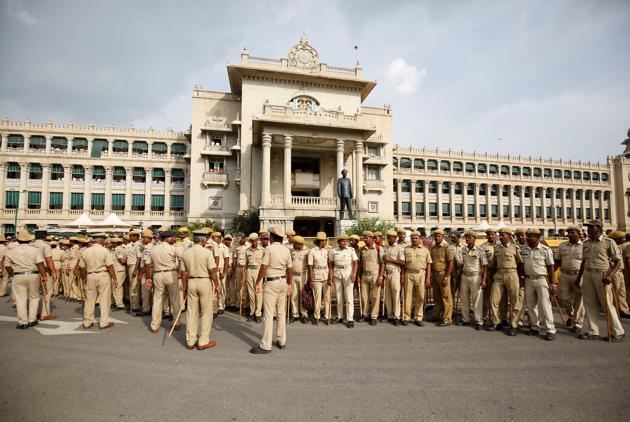 Police personnel maintain vigil outside the Karnataka Vidhana Soudha during a vote of confidence motion against the BS Yeddyurappa's government in Bengaluru on May 19, 2018. (Reuters Photo)