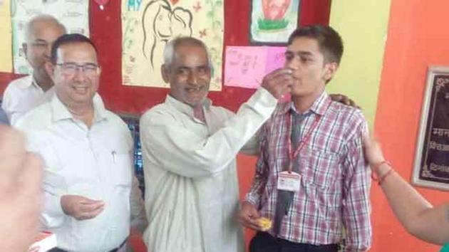 Kartik of Nav Durga School in Jind, who uses only one name, has topped the Haryana board Class 10 examination with 99.6% marks. He has scored full 100 marks in Sanskrit, maths and science.(HT photo)