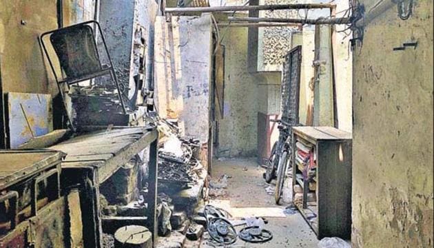The baoli off Matia Mahal street lies virtually hidden within the neighbourhood’s ramshackle buildings, and lies behind a metal window. It looks more like a closet than a well.(HT photo) The baoli off Matia Mahal street lies virtually hidden within the neighbourhood’s ramshackle buildings, and lies behind a metal window. It looks more like a closet than a well.(HT photo)