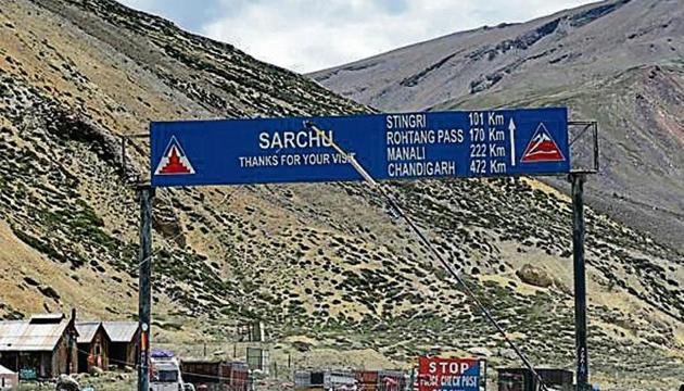 A police checkpost set up at Sarchu on the Leh-Manali highway. Himachal Police claim that post is 18km inside the state boundary and have at many occasions asked the J&K government to remove the post from the disputed point.(HT File)