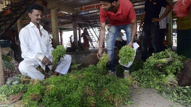 Scorching heat” has been affecting the supply of vegetables from surrounding districts to Pune, according to APMC officials.(Ravindra Joshi/HT PHOTO)