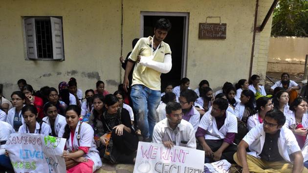 A patient walks past protesting resident doctors at JJ Hospital in Mumbai on Monday. (Anshuman Poyrekar/HT Photo) A patient walks past protesting resident doctors at JJ Hospital in Mumbai on Monday. (Anshuman Poyrekar/HT Photo)