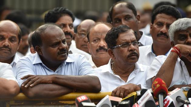 Karnataka Pradesh Congress Committee (KPCC) president G Parmeshwara and Janta Dal (secular) leader HD Kumaraswamy along with other party leaders after meeting Governor Vajubhai Vala at Raj Bhawan in Bengaluru.(Arijit Sen/HT File Photo)