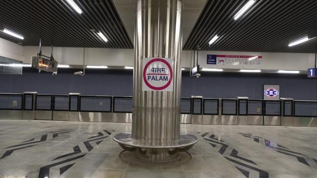 The platform of the newly constructed Palam Metro station on the Magenta Line in New Delhi. The 25.6-km Metro corridor will be formally flagged off by Union Minister for housing and urban affairs Hardeep Singh Puri and Delhi chief minister Arvind Kejriwal on May 28 at 4.30pm from the Nehru Enclave Metro station.(Anushree Fadnavi/HT Photo)