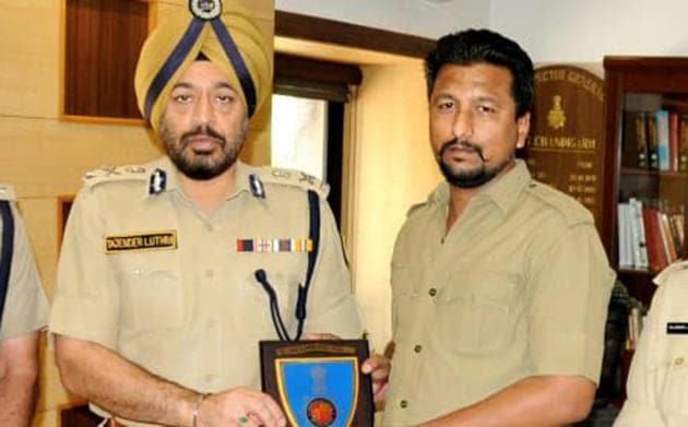 Chandigarh director general of police Tajender Singh Luthra awarding CTU bus driver Mohit Thakur, 31, for his courage. (HT Photo) Chandigarh director general of police Tajender Singh Luthra awarding CTU bus driver Mohit Thakur, 31, for his courage. (HT Photo)